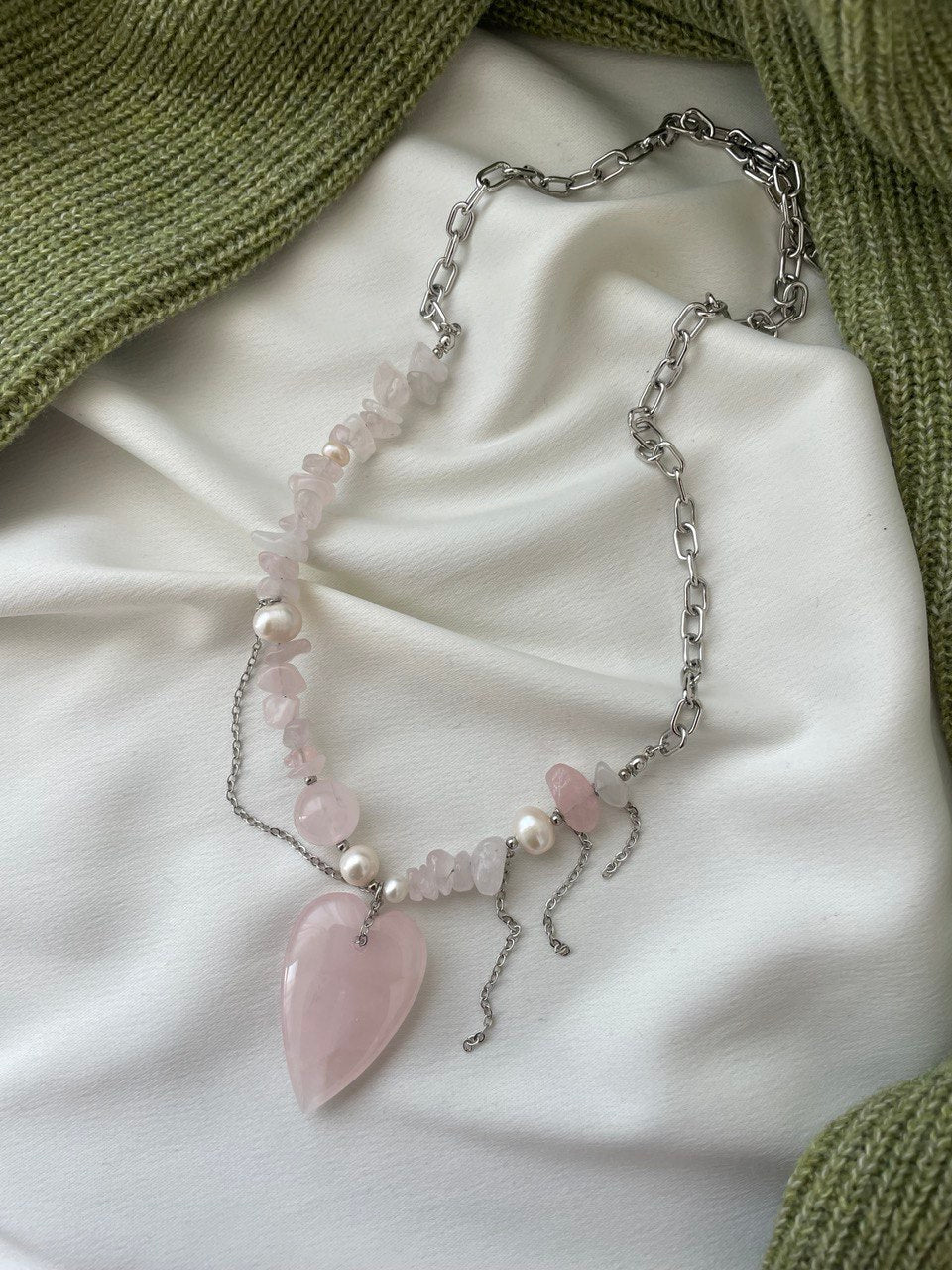 Колье - цепь с розовым кварцем и жемчугом