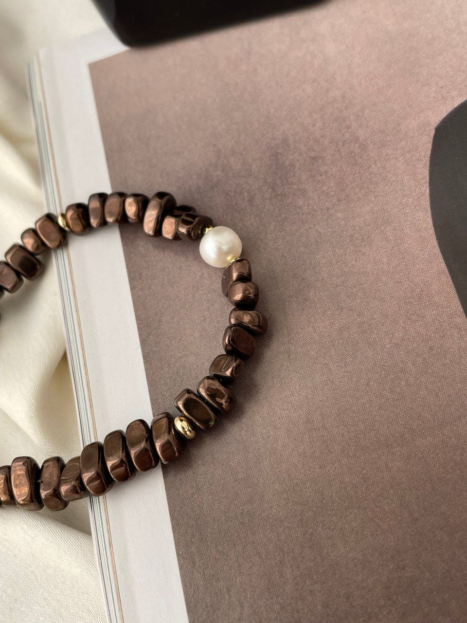 Pulsera de hematita con perla