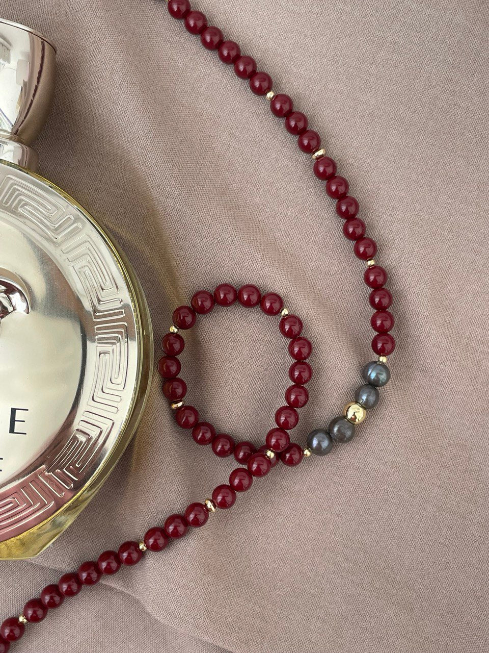 Necklace with pearls, burgundy color