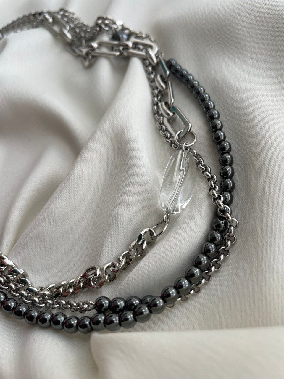 Колье из гематита и цепей