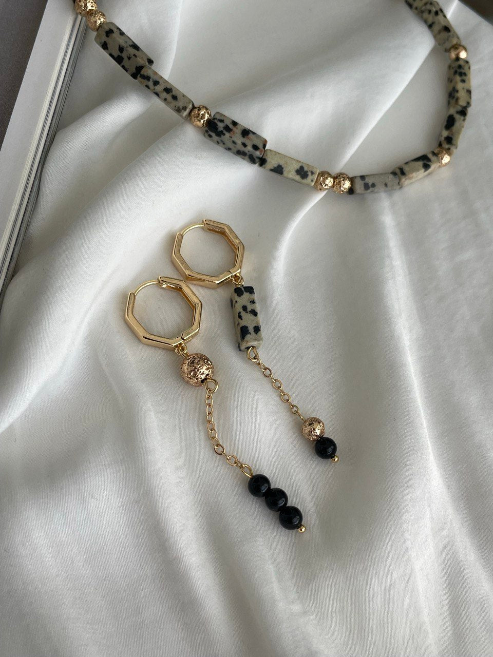 Pendientes de jaspe, obsidiana y lava.