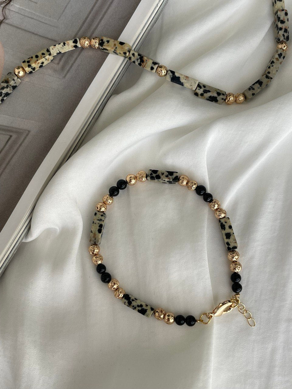 Pulsera de jaspe, lava y obsidiana.