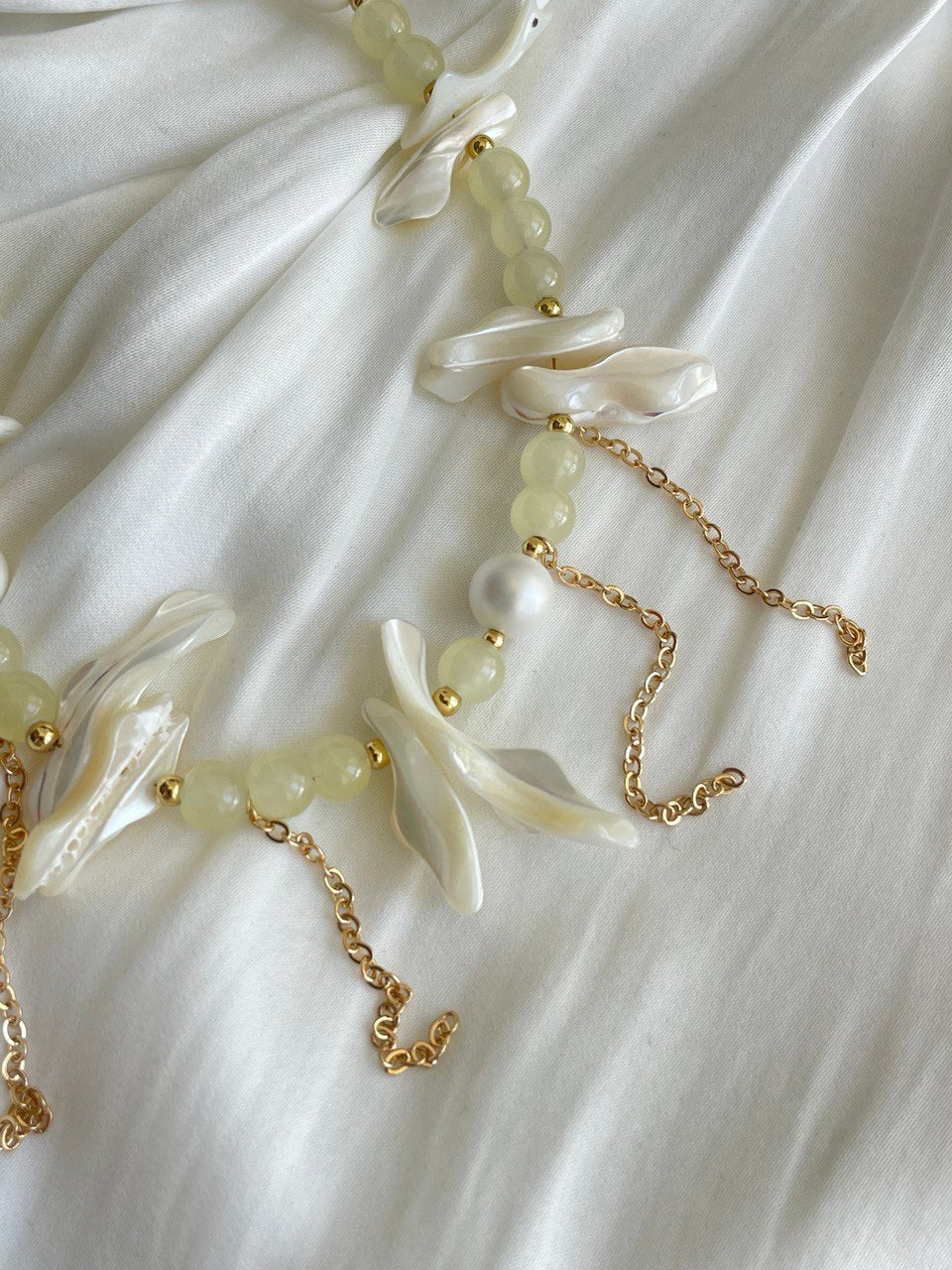 Necklace with mother of pearl