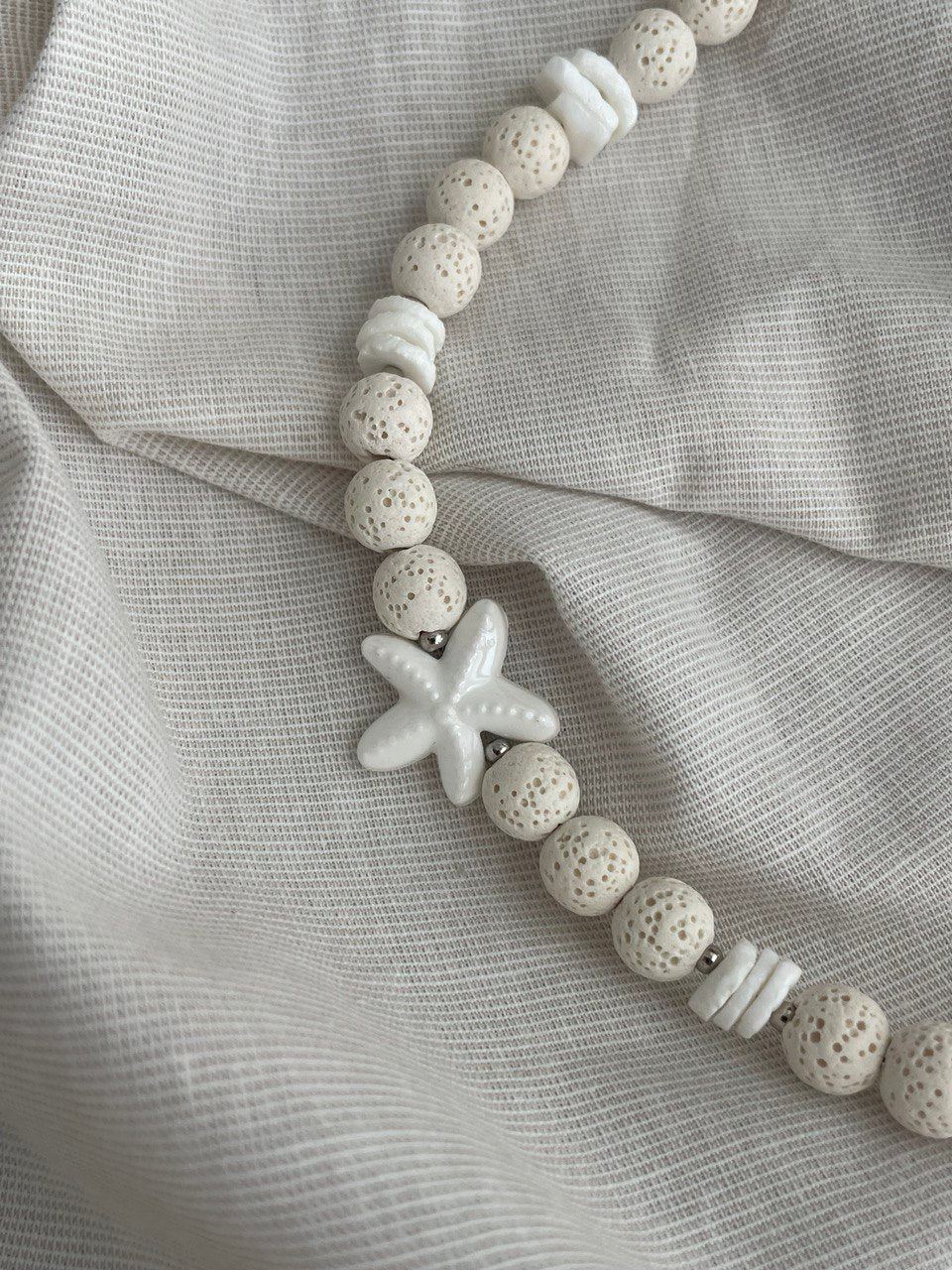 Колье из ракушечника и лавы