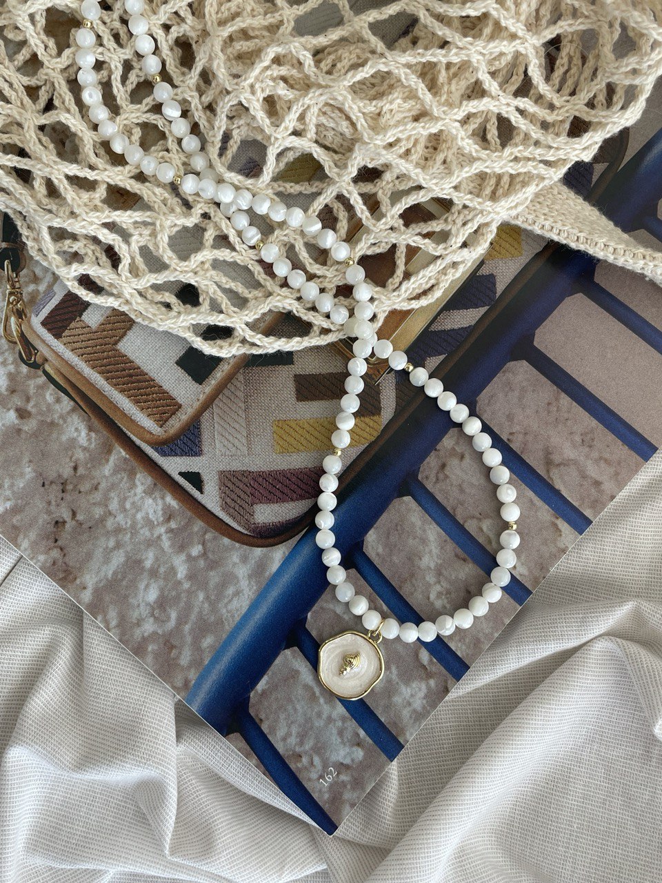 Mother of pearl necklace with pendant