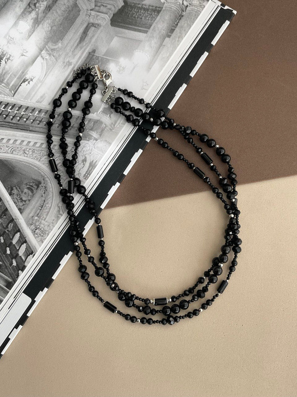 Колье "Черный лебедь"