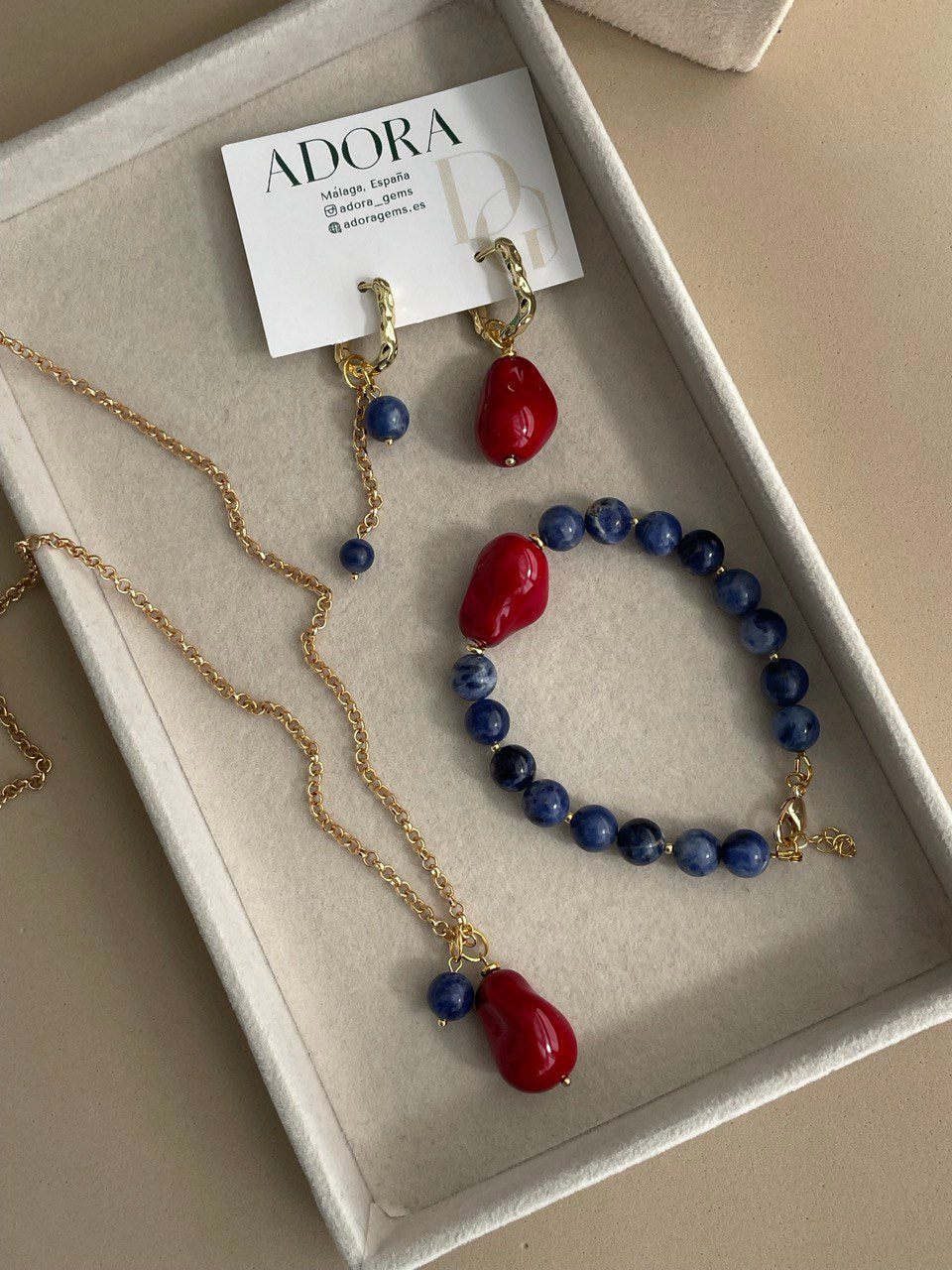 Браслет из содалита с красной жемчужиной