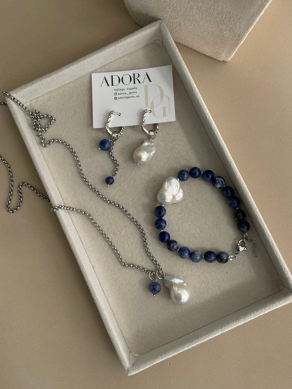 Браслет из содалита с жемчугом