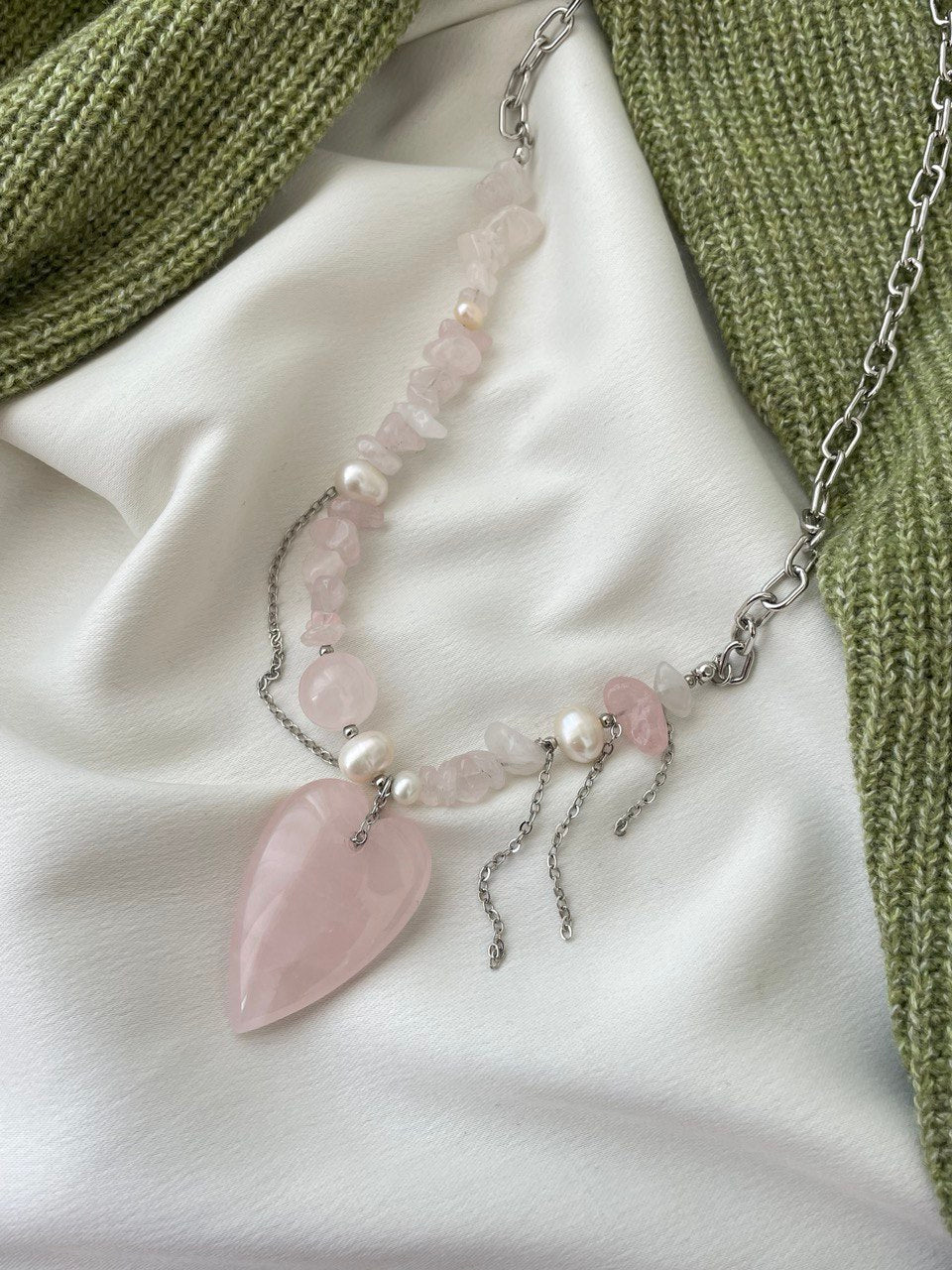 Колье - цепь с розовым кварцем и жемчугом