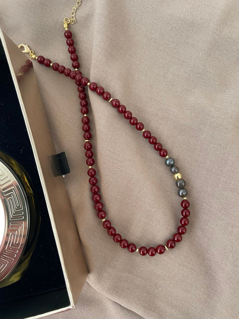 Necklace with pearls, burgundy color