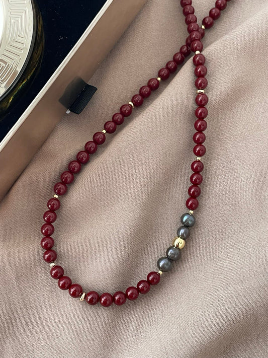 Necklace with pearls, burgundy color
