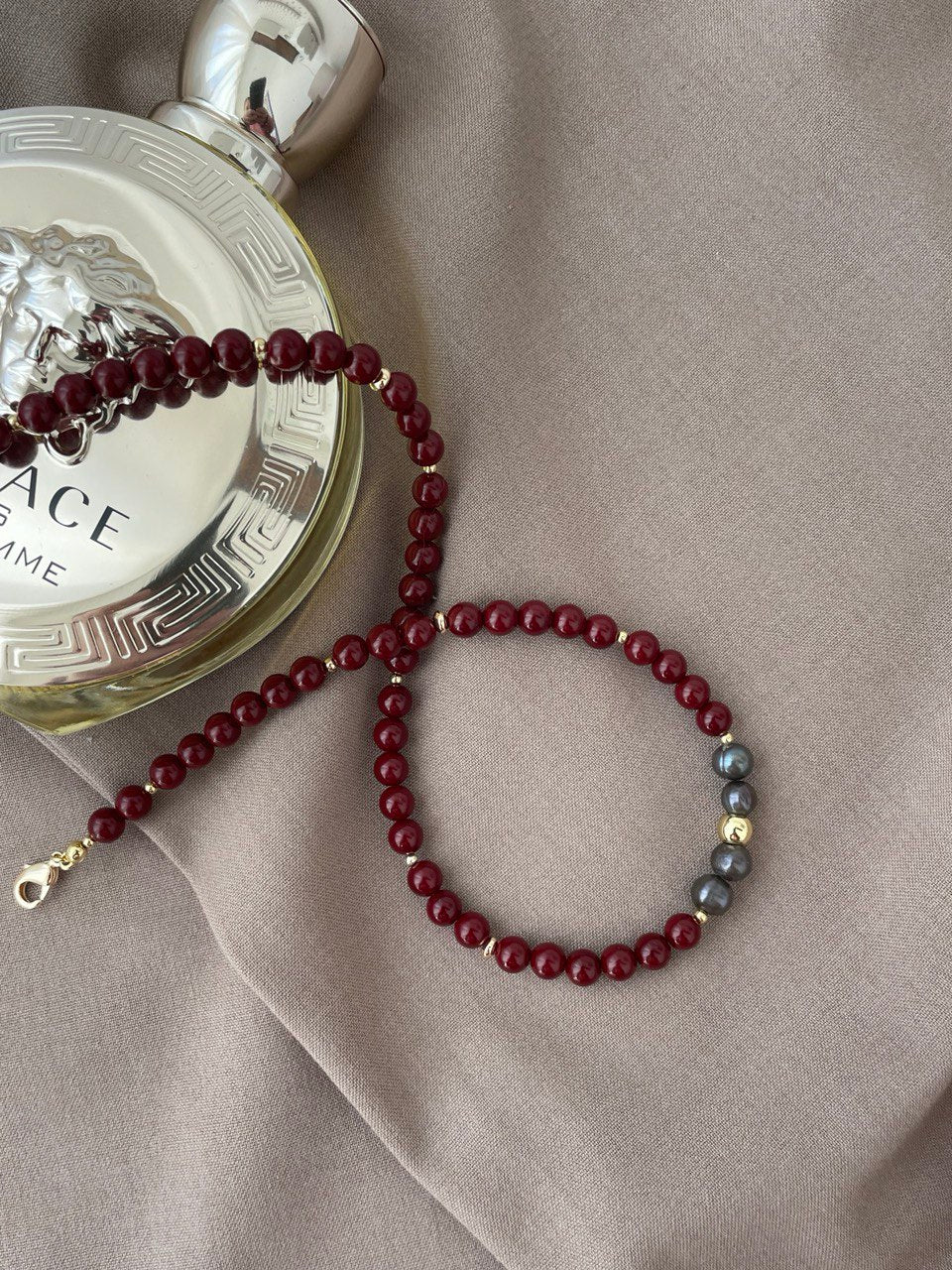 Necklace with pearls, burgundy color