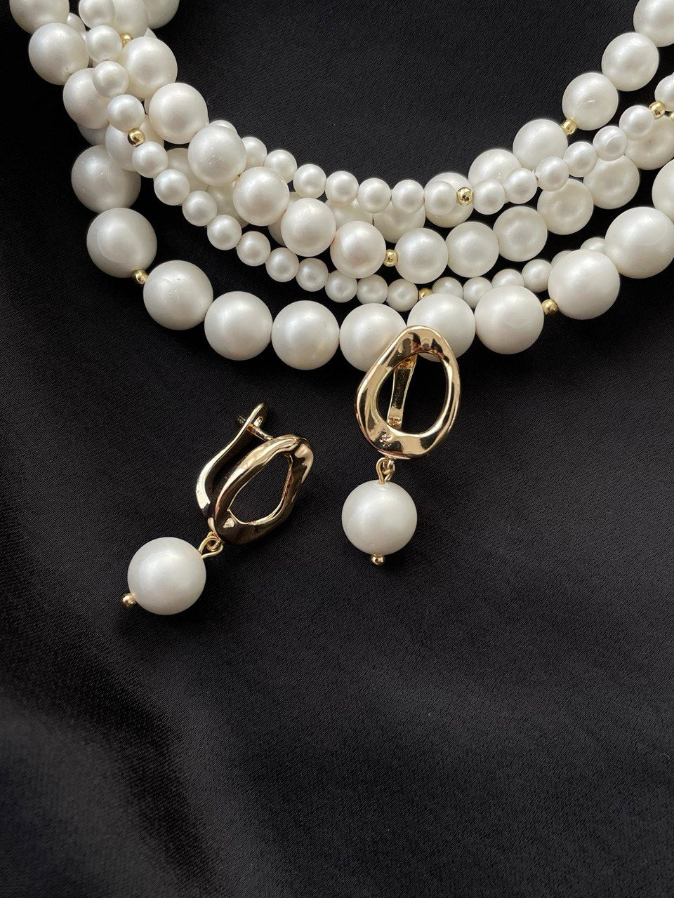 Earrings with pearls