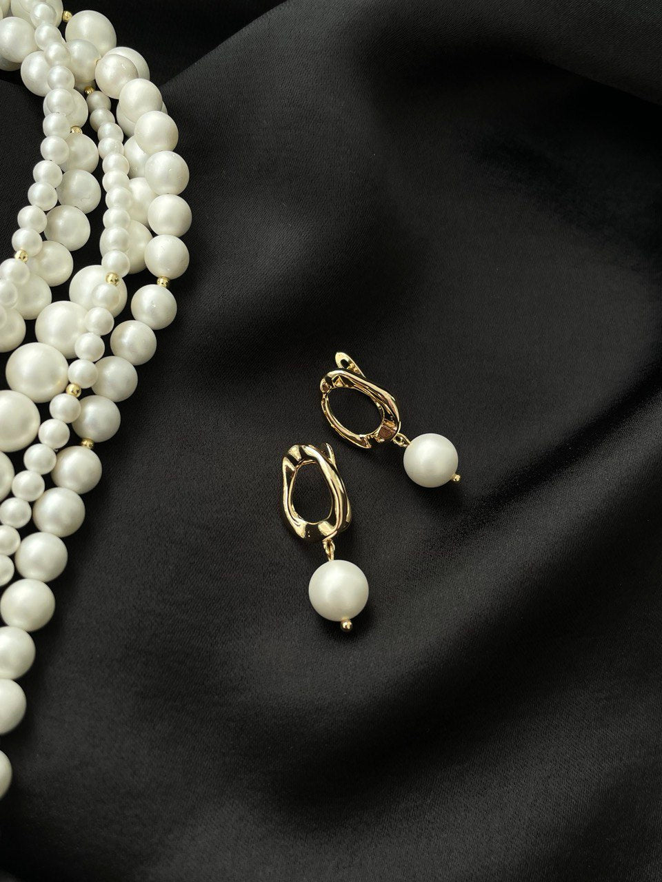 Earrings with pearls