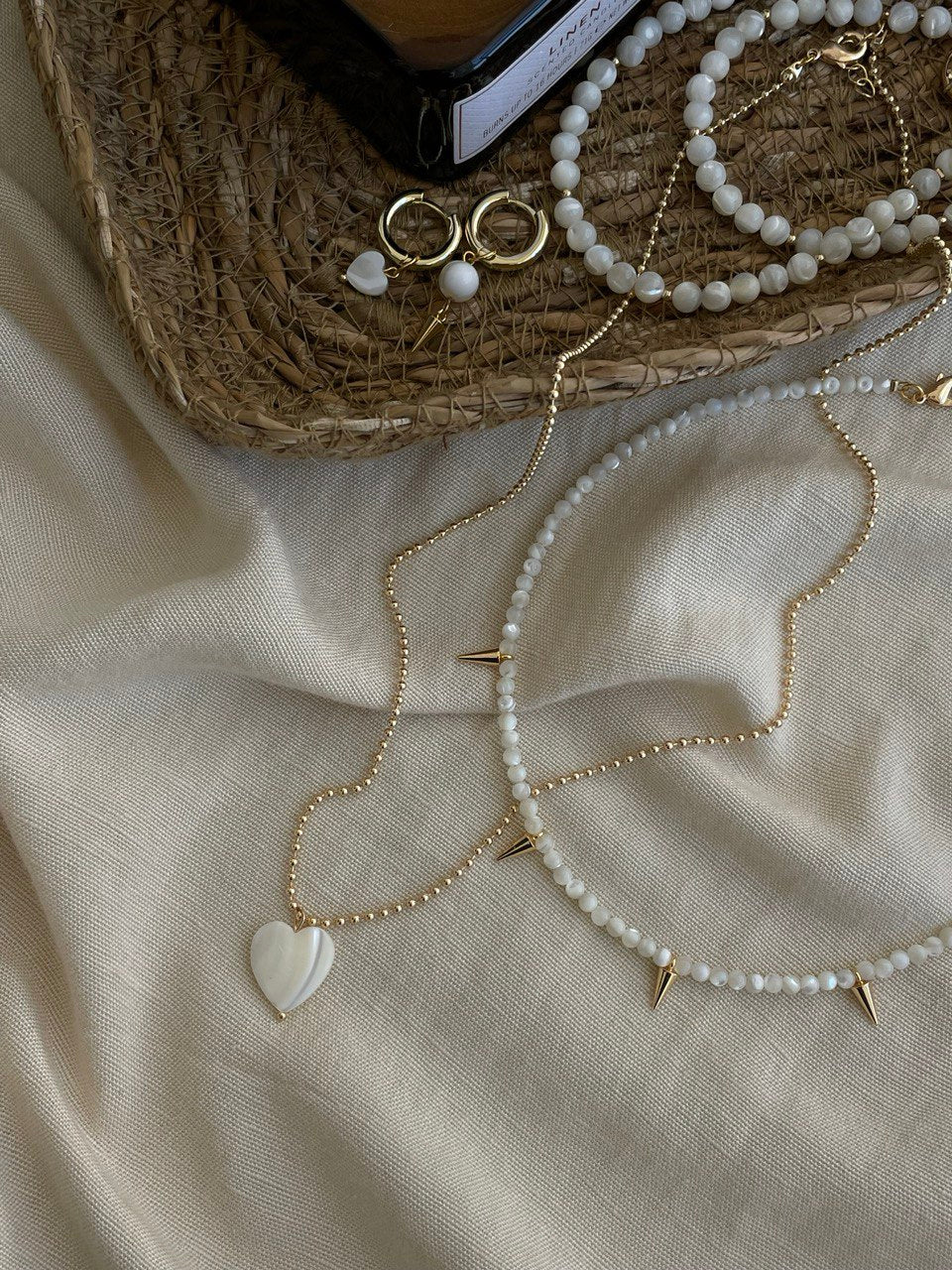 Chain with heart pendant, nacre