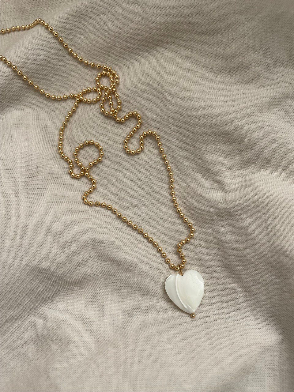 Chain with heart pendant, nacre