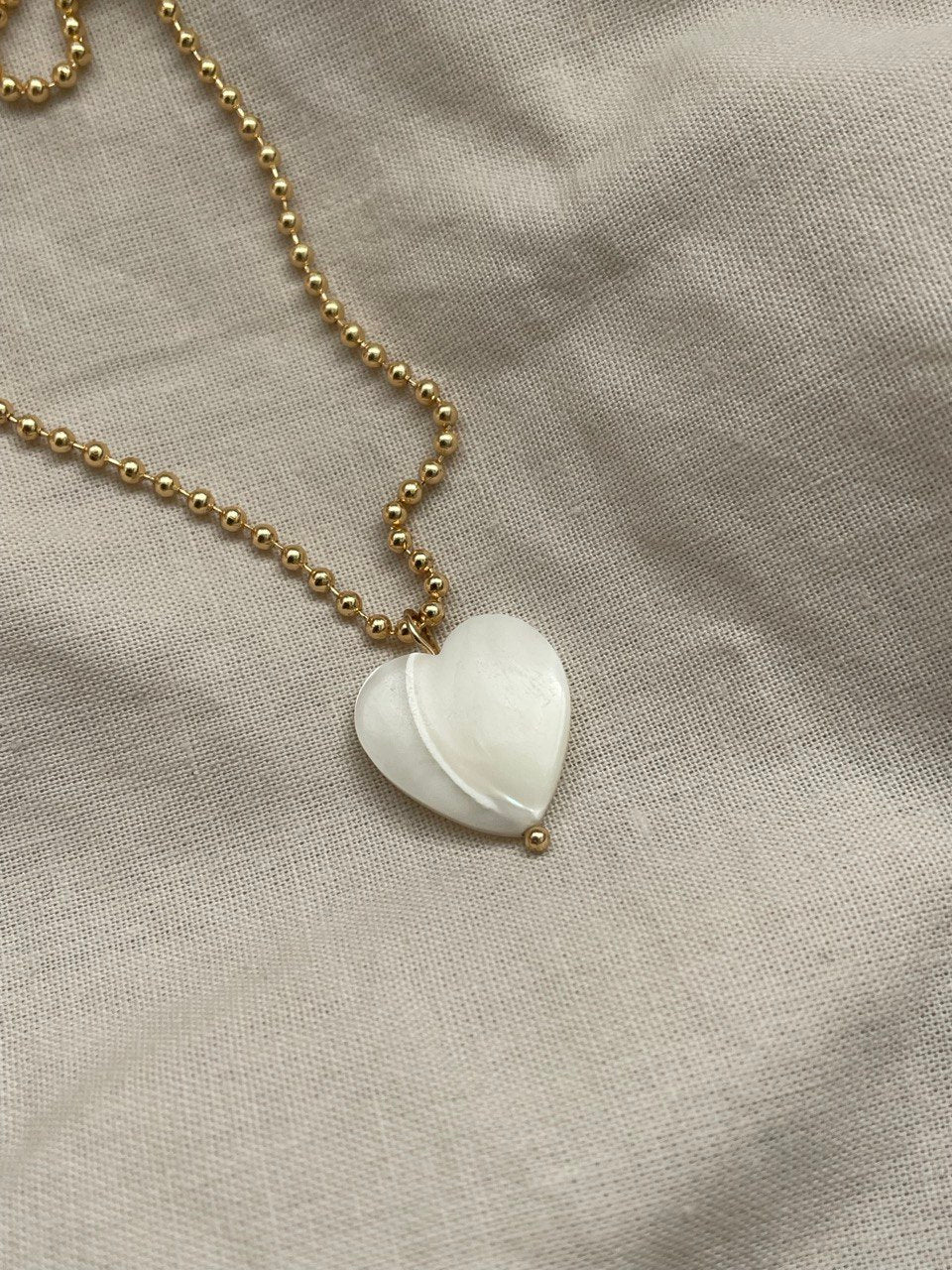 Chain with heart pendant, nacre