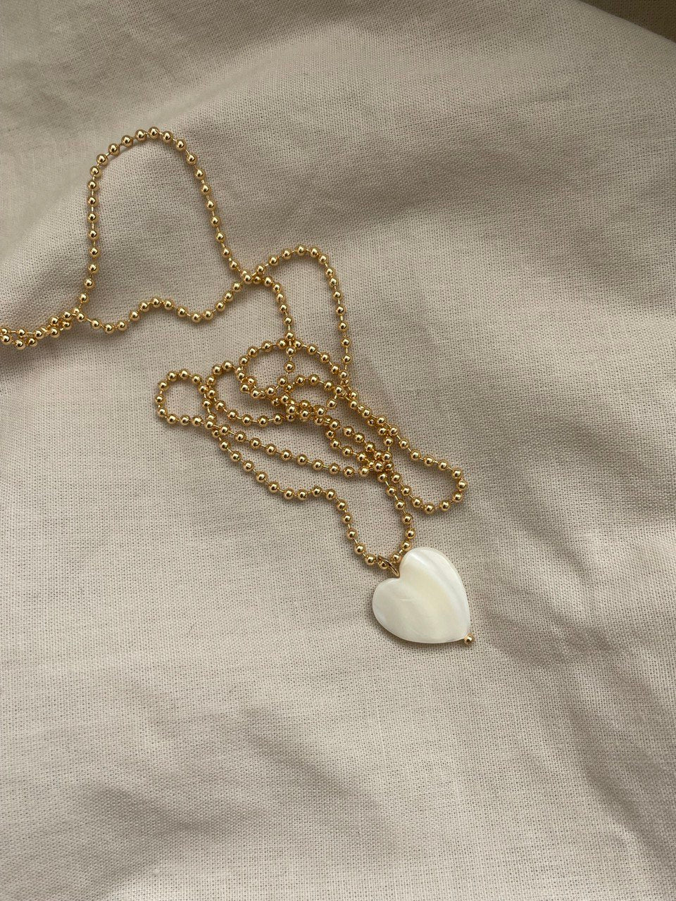 Chain with heart pendant, nacre