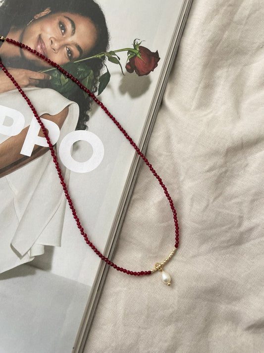 Колье в цвете бордо с подвеской - жемчужиной