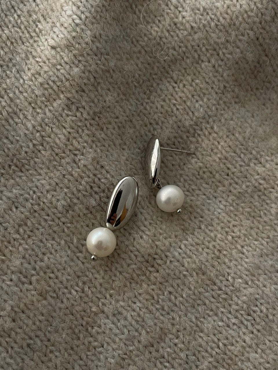 Earrings with pearls