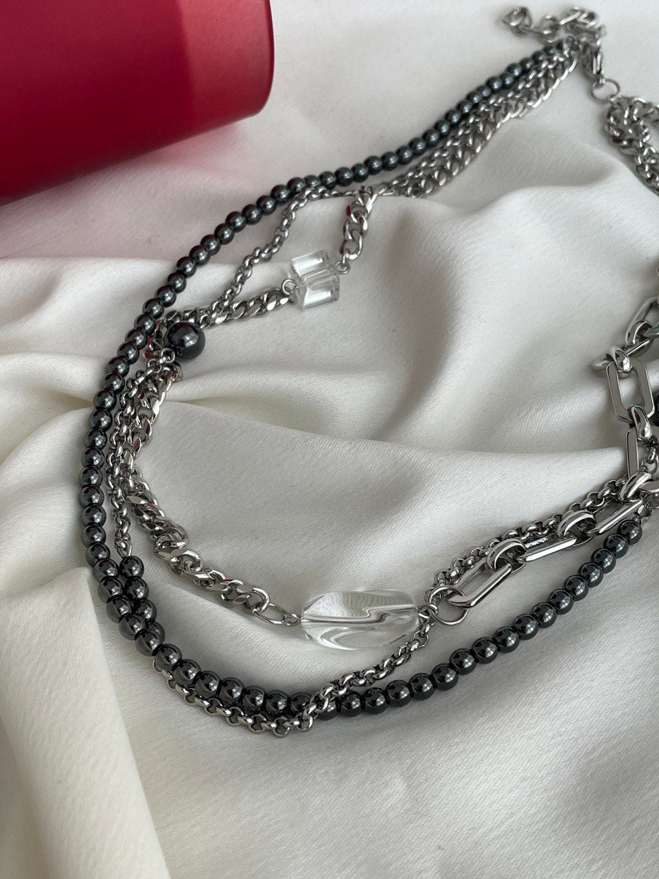 Колье из гематита и цепей