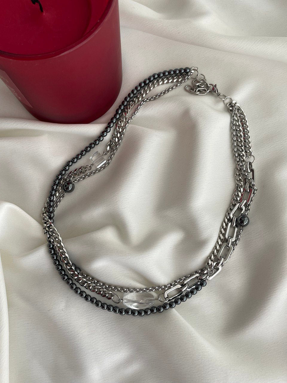 Колье из гематита и цепей