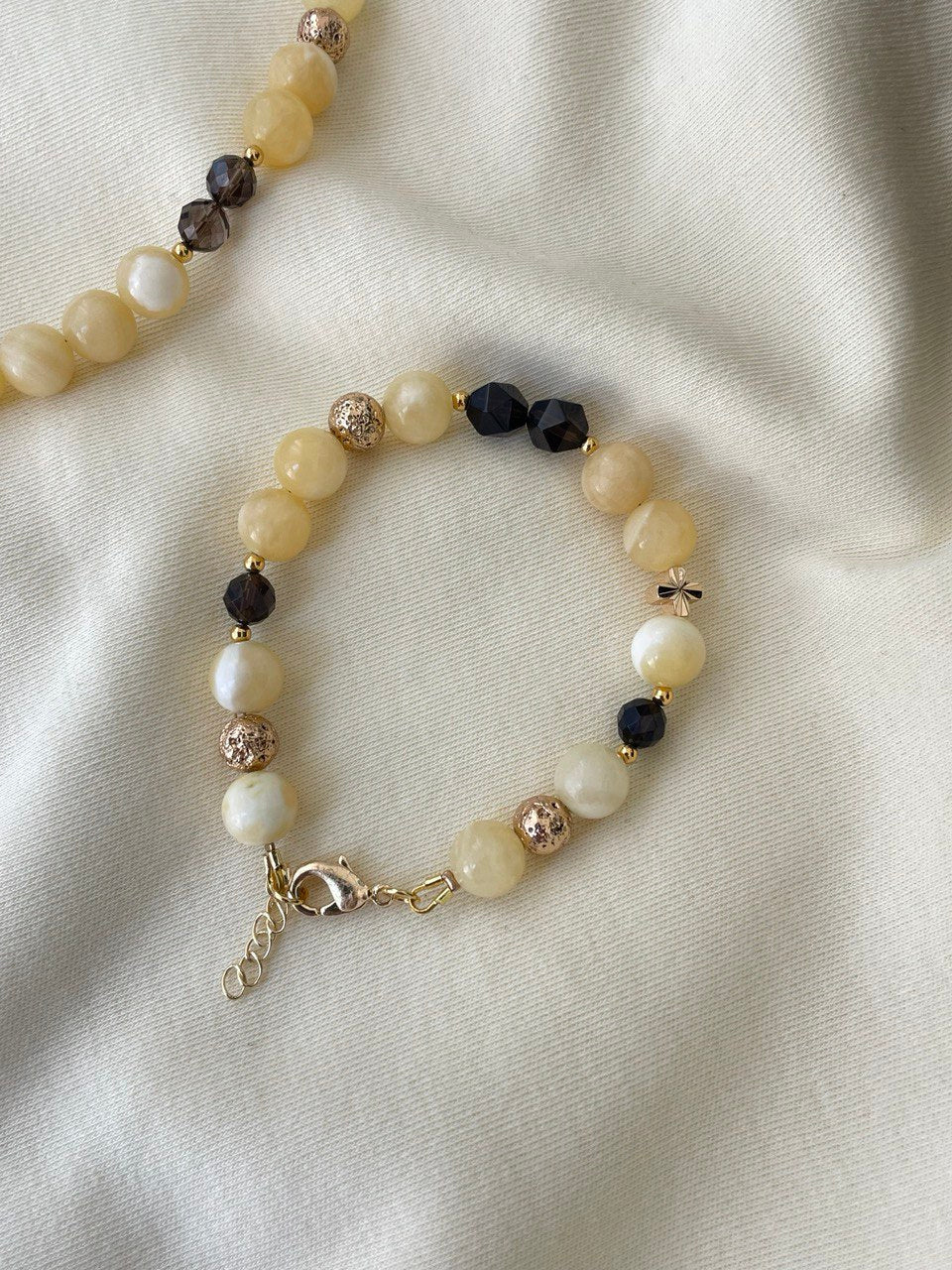 Pulsera de calcita y cuarzo ahumado