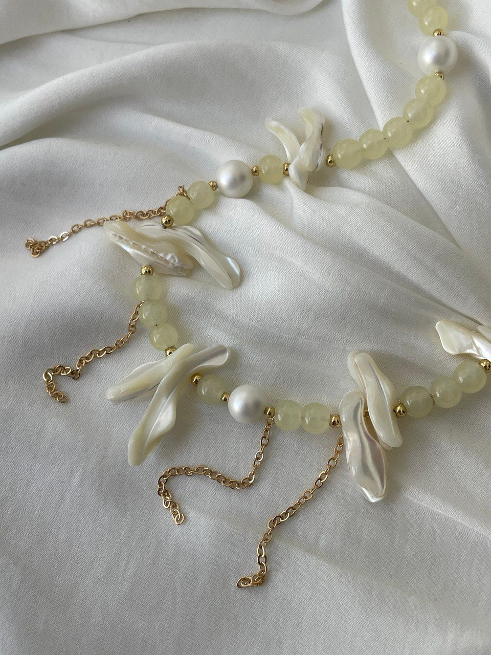Necklace with mother of pearl