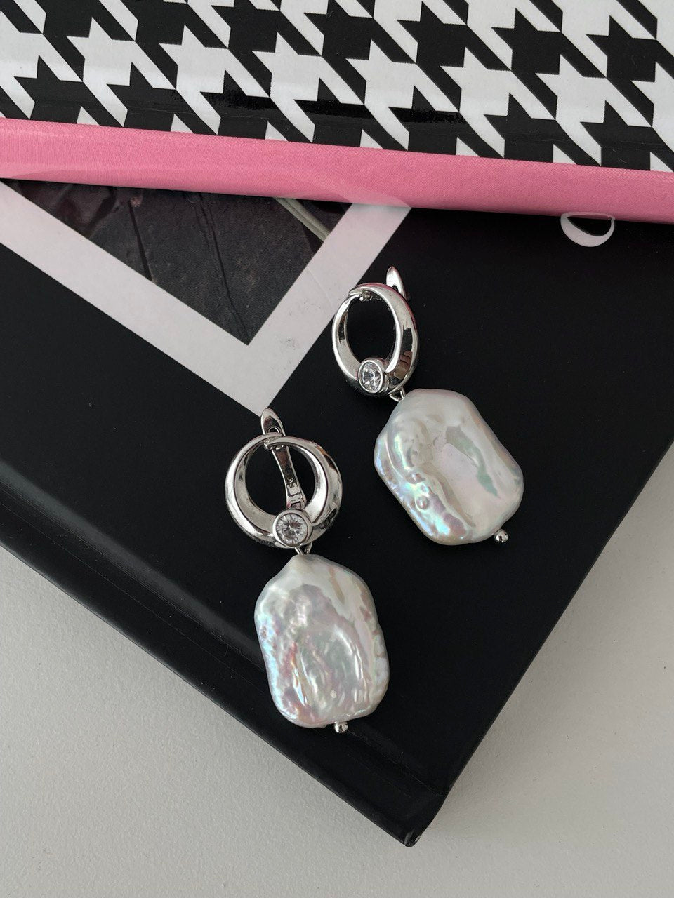 Earrings with pearls