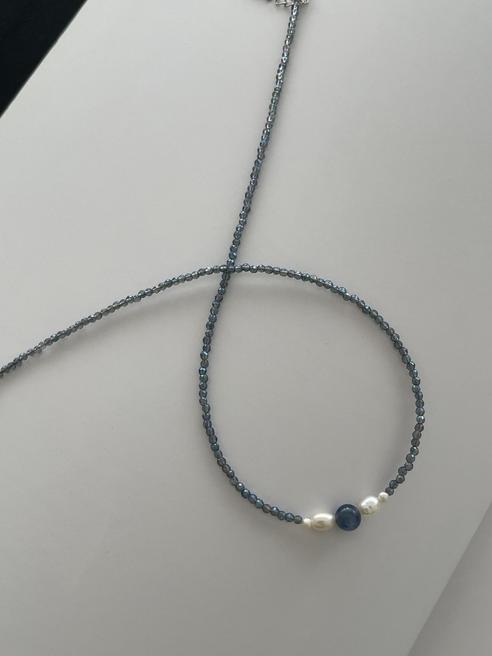 Necklace with kyanite