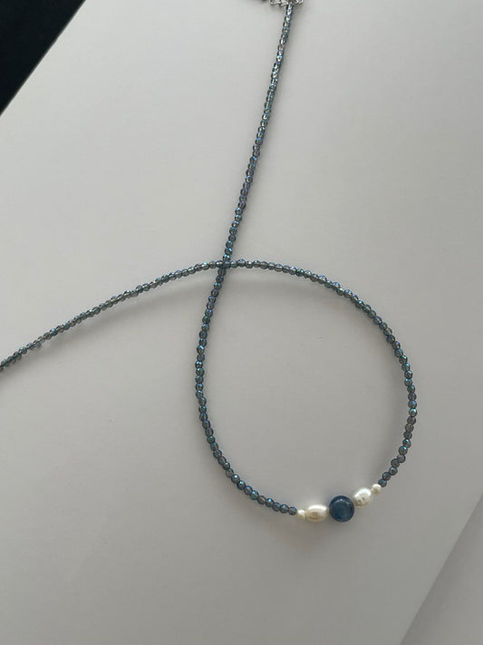 Necklace with kyanite