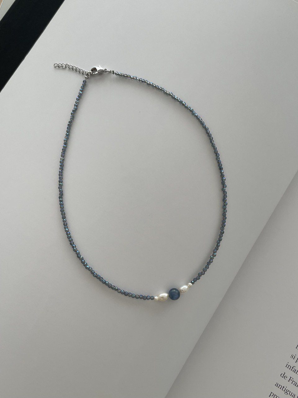 Necklace with kyanite