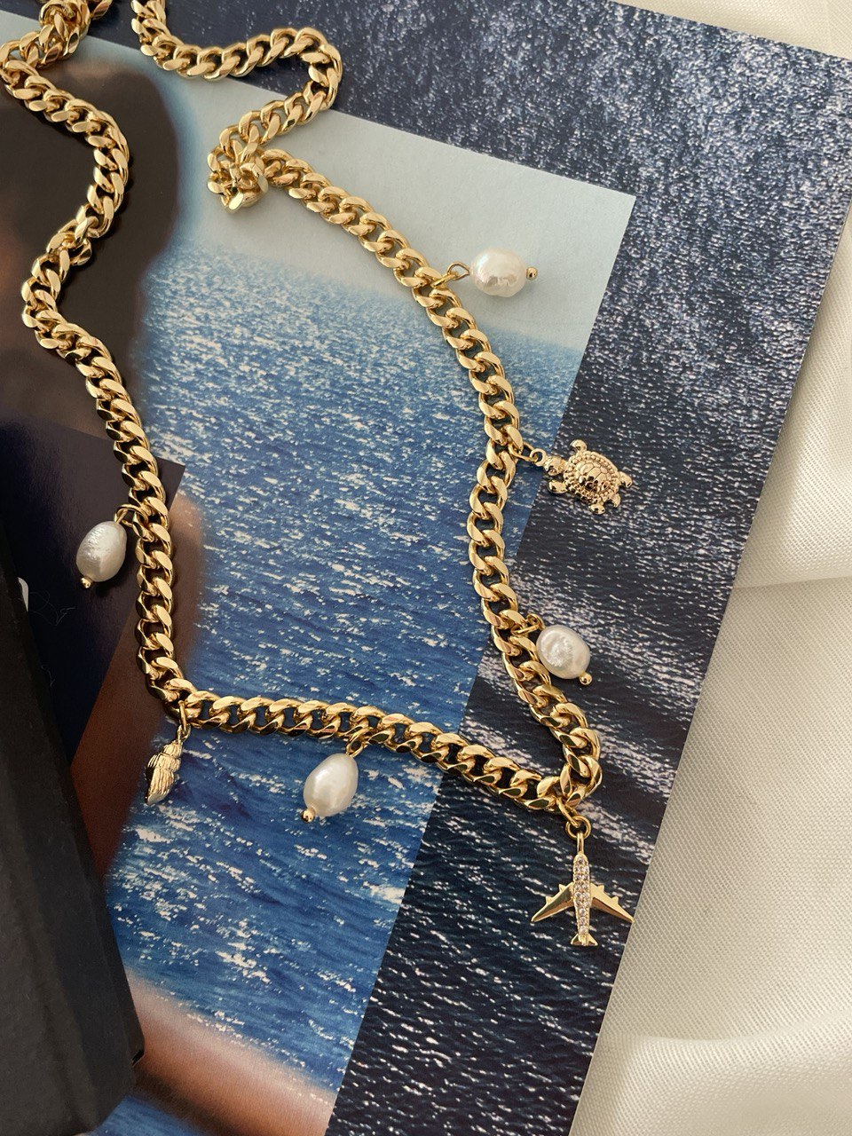 Collar con perlas y colgantes