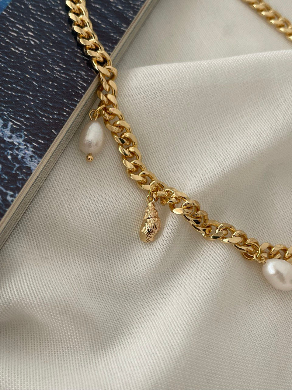 Collar con perlas y colgantes