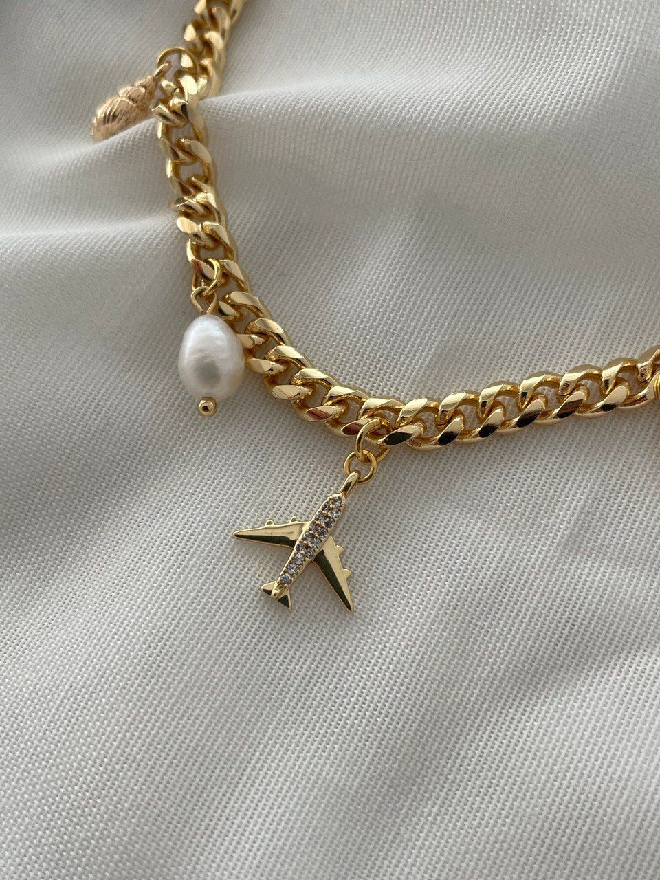 Collar con perlas y colgantes