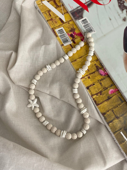 Колье из ракушечника и лавы