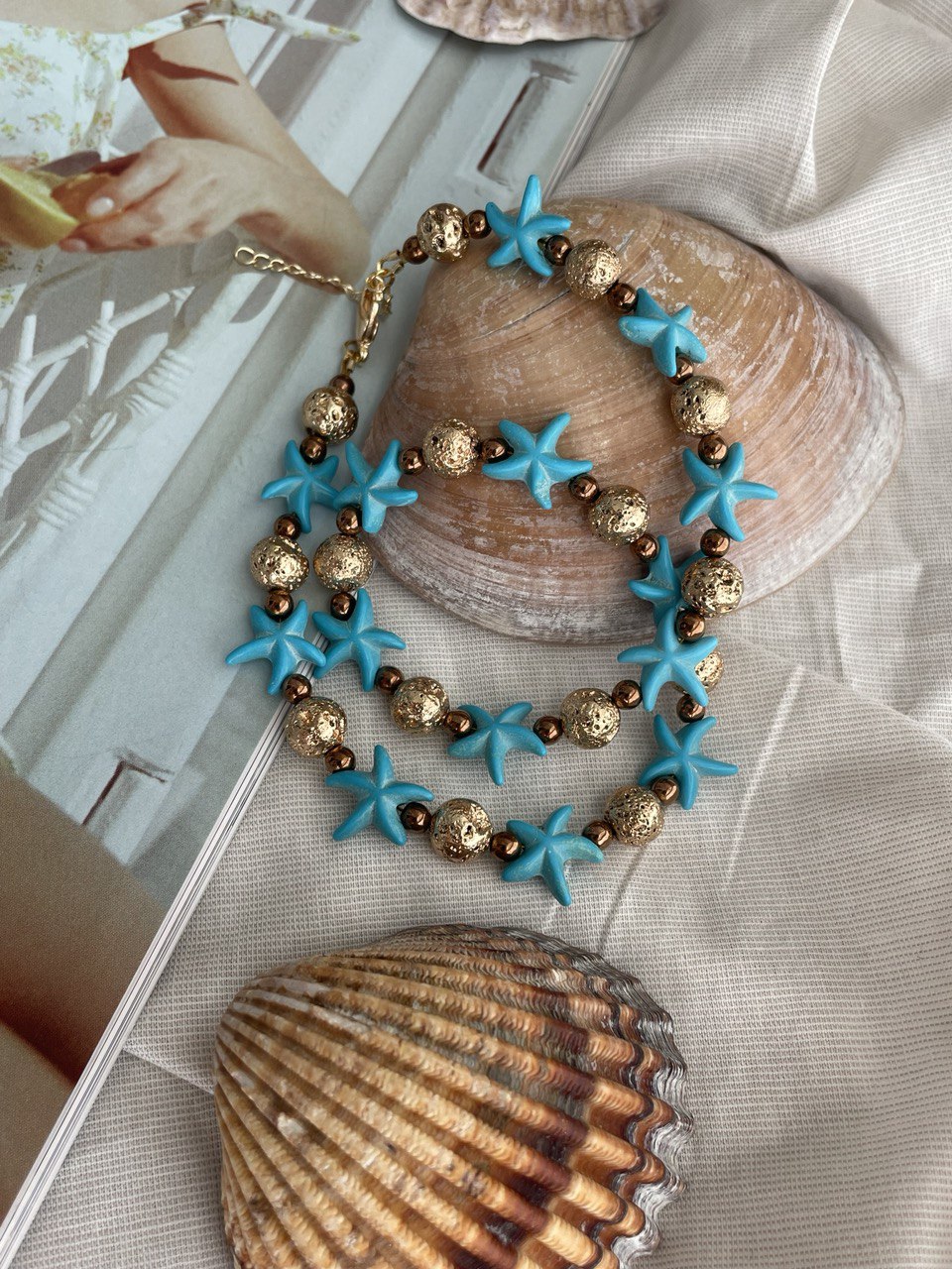 Колье из гематита и лавы