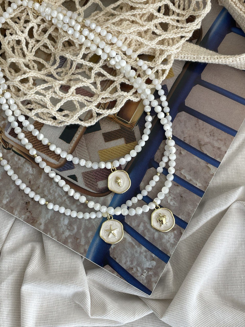Mother of pearl necklace with pendant