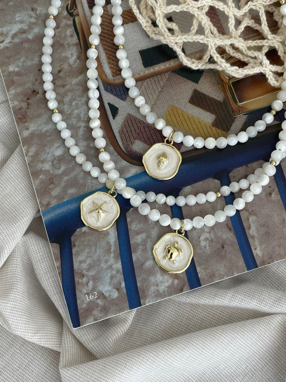 Mother of pearl necklace with pendant