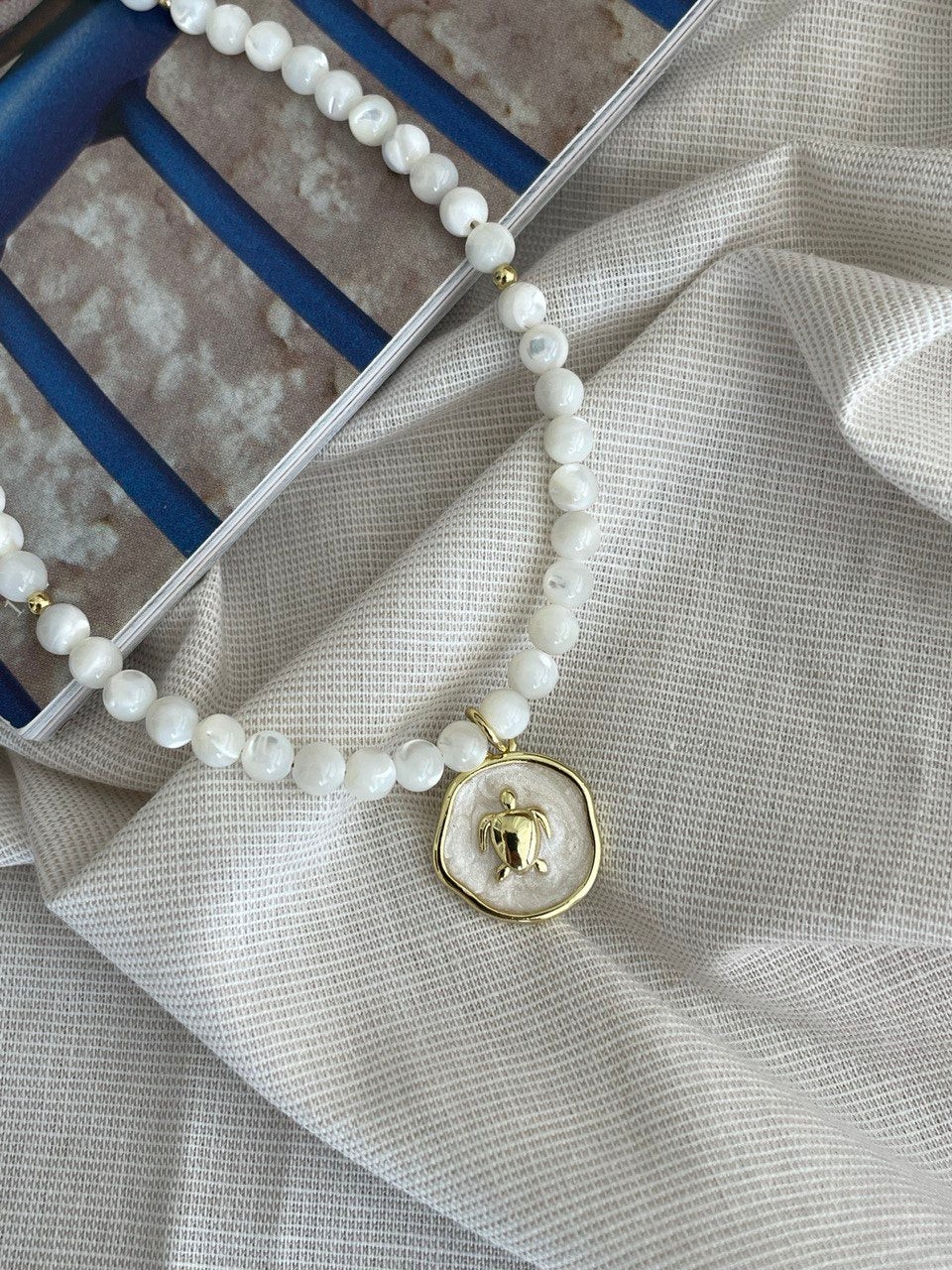 Mother of pearl necklace with pendant