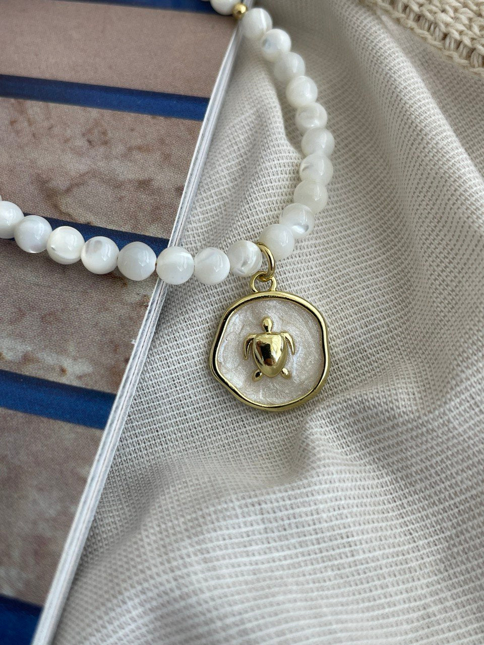 Mother of pearl necklace with pendant
