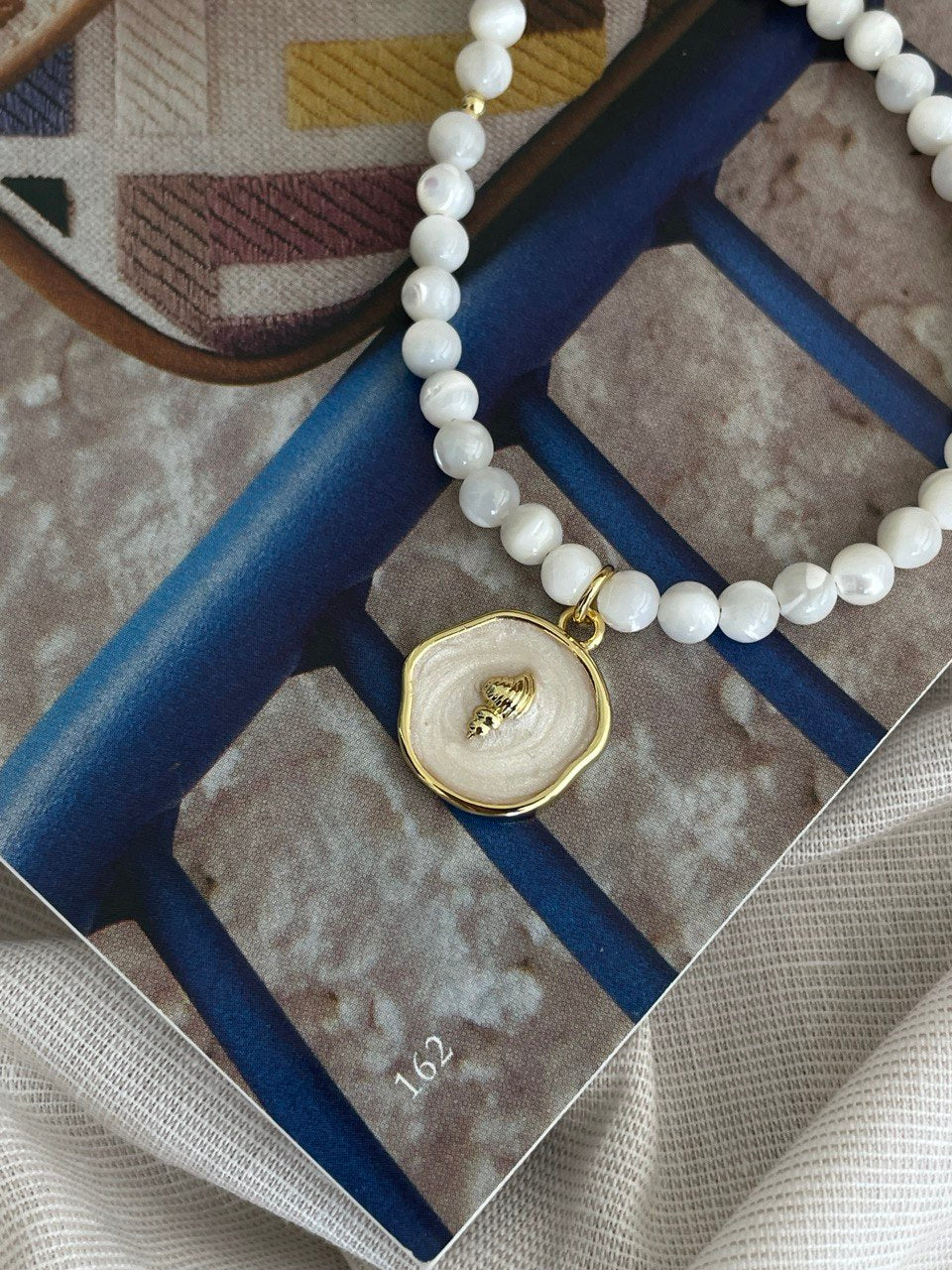 Mother of pearl necklace with pendant