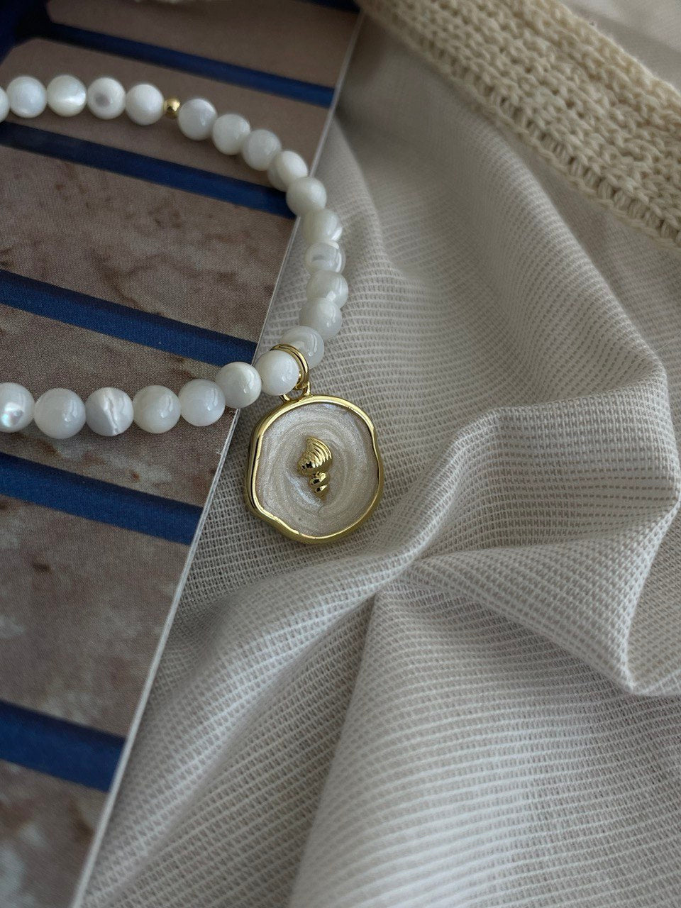 Mother of pearl necklace with pendant