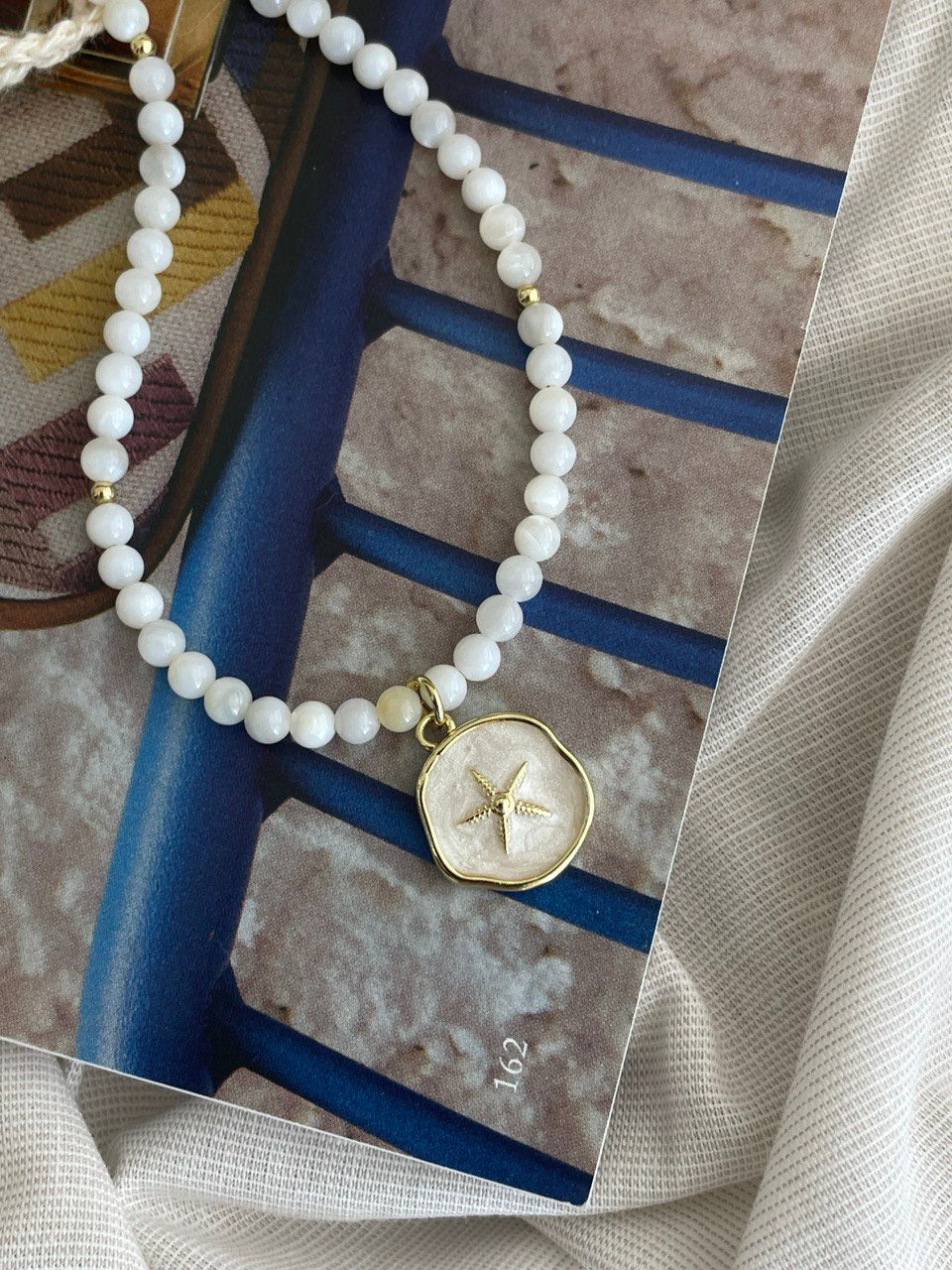 Mother of pearl necklace with pendant