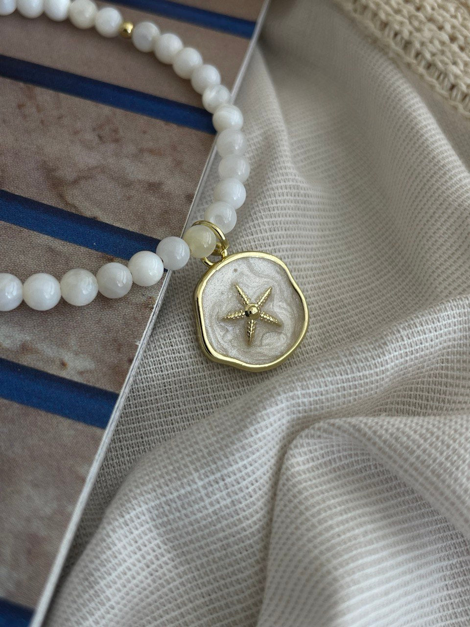 Mother of pearl necklace with pendant