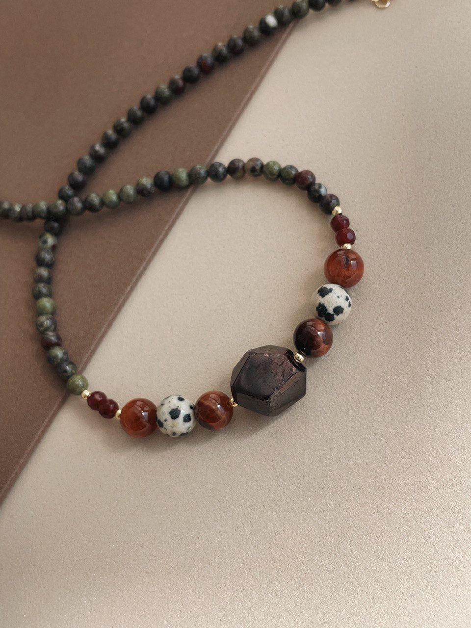 Колье "Гранатовая роскошь"