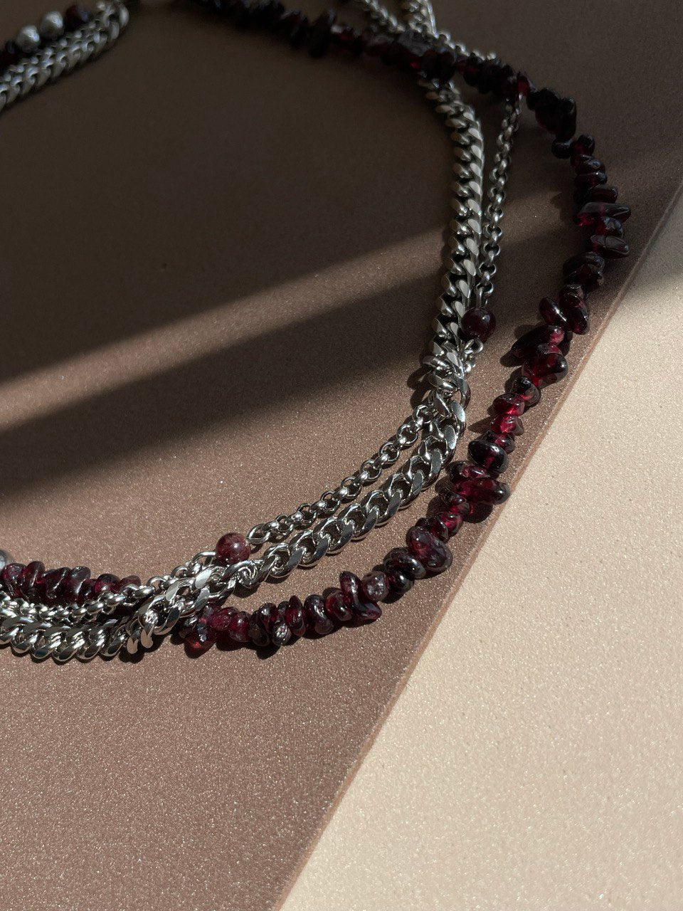 Колье "Гранатовый шик"