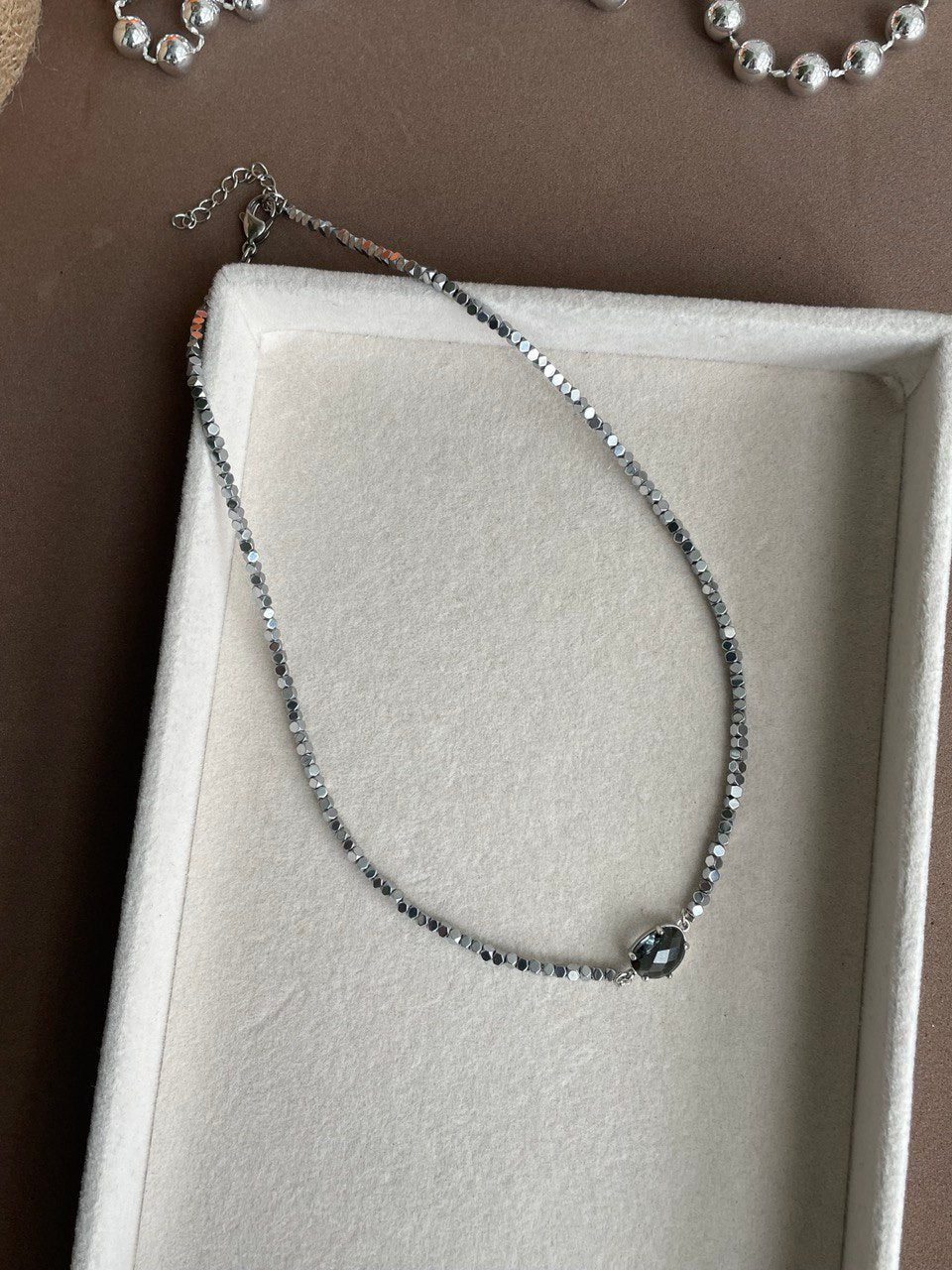 Колье из кубиков гематита