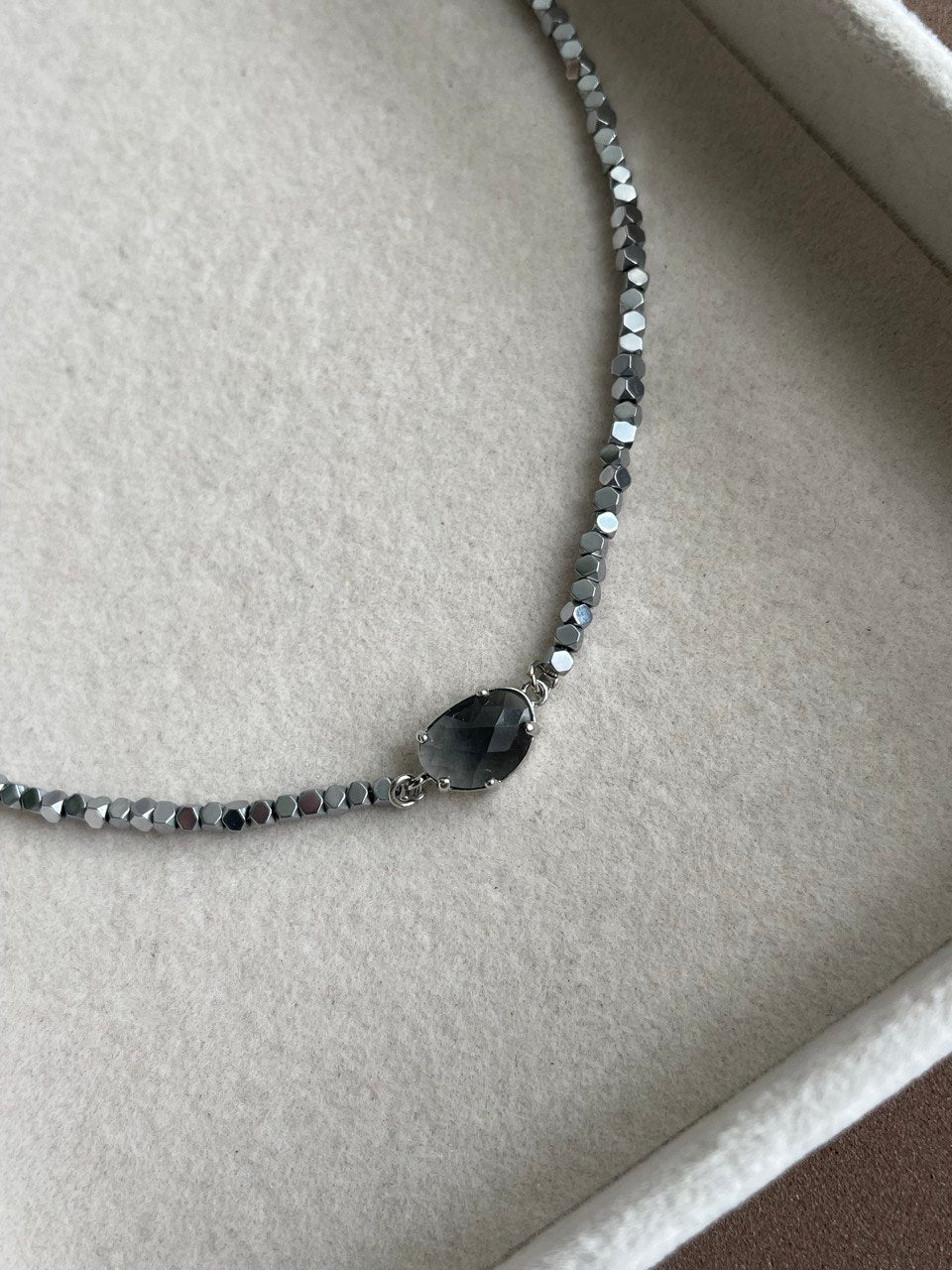 Колье из кубиков гематита