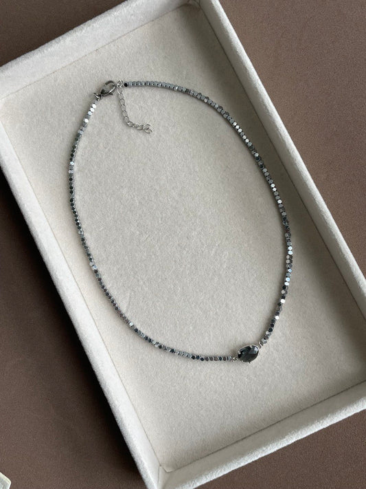 Колье из кубиков гематита